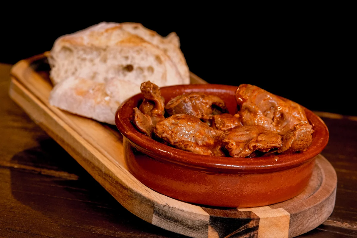 Portugiesische Hühnermägen in einer Tonschale mit Brot